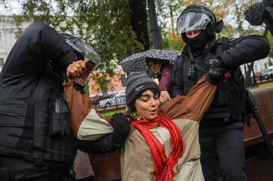 Vielerorts kommt es in Russland zu Anti-Kriegs-Demonstrationen mit zahlreichen Festnahmen. (Bild: Reuters)