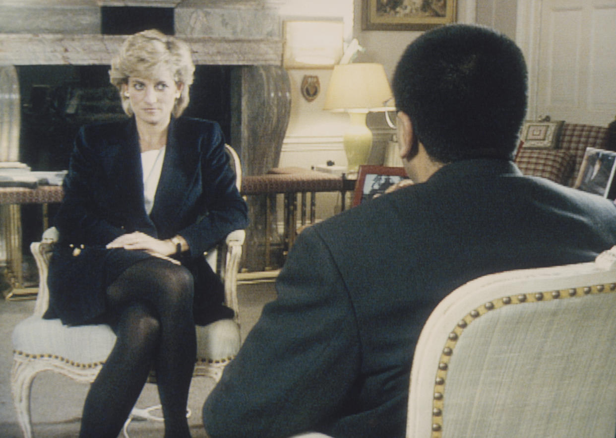 Martin Bashir interviews Princess Diana in Kensington Palace for the television program Panorama. (Photo by © Pool Photograph/Corbis/Corbis via Getty Images)