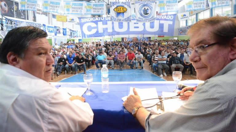 Jorge Avila, líder de los petroleros chubutenses, y el senador Pereyra, ayer, en Comodoro Rivadavia