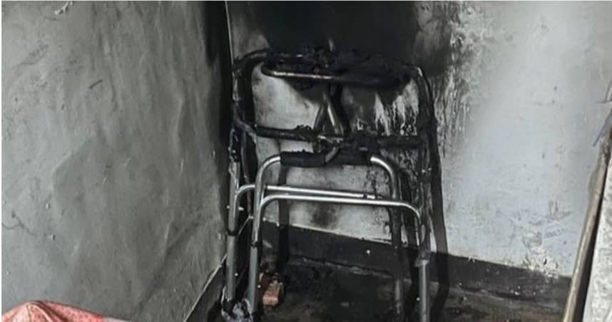 新北市新莊區自強街59巷在31日凌晨傳出縱火案，該民宅內放置的助行器、單車全慘被燒到焦黑。（圖／翻攝畫面）