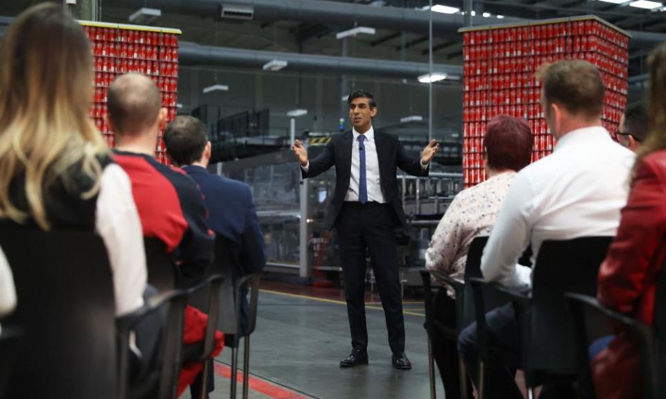 Rishi Sunak with local business leaders at Coca-Cola HBC, Lisburn, Northern Ireland, 28 February 2023.