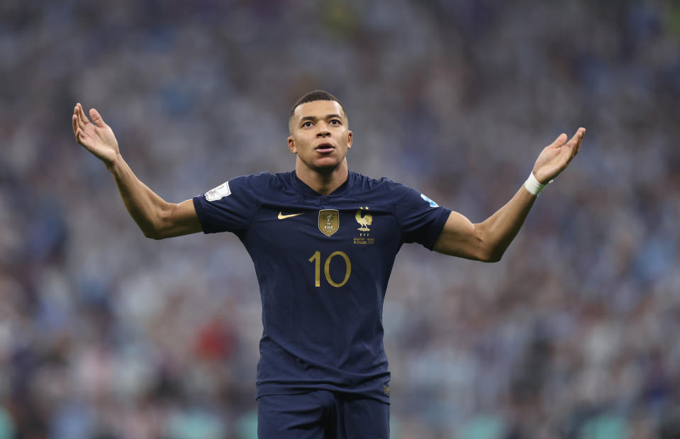 Kylian Mbappé tuvo un momento de liderazgo en el medio tiempo de la final contra Argentina. (Foto: Catherine Ivill/Getty Images)