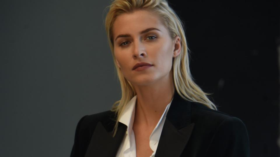 Überraschung: Lena Gercke zeigt bei ihrem neuesten Projekt ihre männliche Seite - und erklärt auch gleich noch, warum neben Männern auch Frauen öfter mal Anzug tragen sollten. Styling-Tipps inklusive.