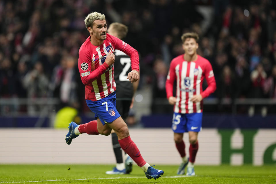 Antoine Griezmann celebra tras marcar el tercer gol del Atlético de Madrid ante Celtic en la Liga de Campeones, el martes 7 de noviembre de 2023, en Madrid. (AP Foto/José Bretón)