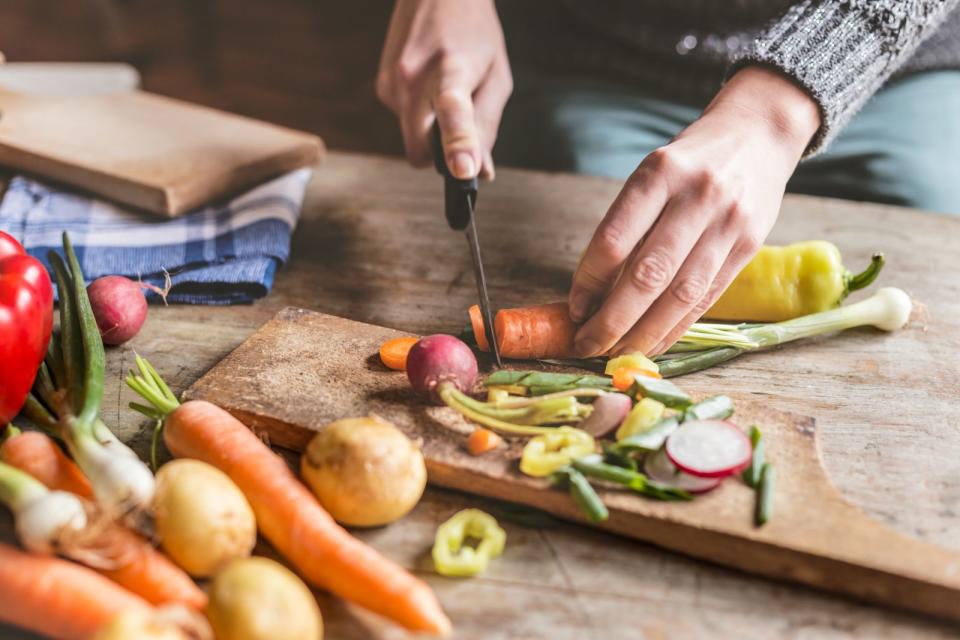 <p>Ein Gemüsemesser hat eine kurze, gerade Klinge. Damit wird das Schnippeln von harten Gemüsesorten wie Karotten oder Radieschen kinderleicht. Bei weicheren Zutaten wie Tomaten sollten Sie stattdessen lieber auf ein Messer mit geriffelter Klinge zurückgreifen. Beide finden Sie in einem gut sortierten Messerblock. (Bild: iStock / Anchiy)</p> 