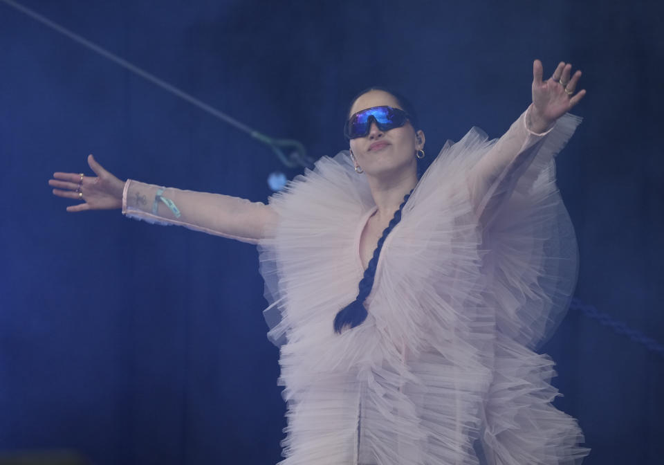 La cantante colombiana Elsa y Elmar durante su presentación en el festival Vive Latino en la Ciudad de México el domingo 19 de marzo de 2023. (Foto AP/Fernando Llano)