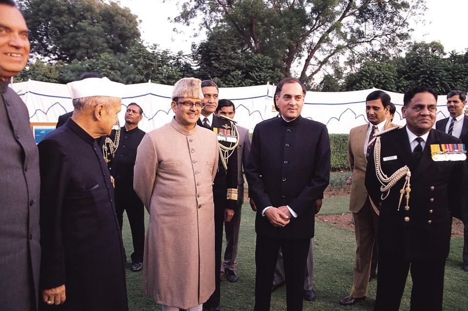 INDIA - DECEMBER 04: Rajiv Gandhi, Prime Minister with VP Singh, Shankar Dayal Sharma, Balram Jakhar at a Defence Ministry Function ( Congress, News Profile ) (Photo by Sharad Saxena/The The India Today Group via Getty Images)