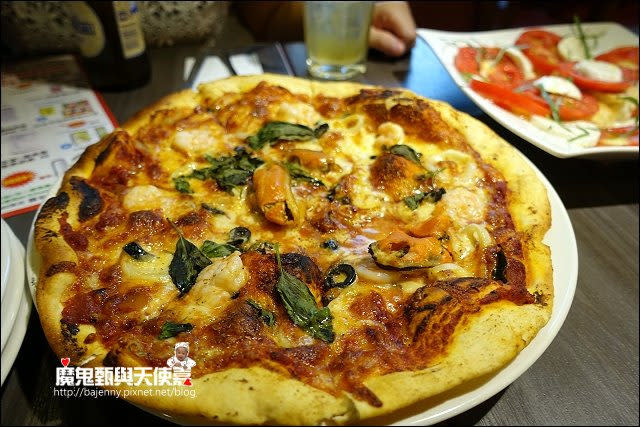 《小姑食記》捷運板橋車站/新板特區美食～誠品新板店Alleycat's Pizza巷貓餐廳板橋親子餐廳