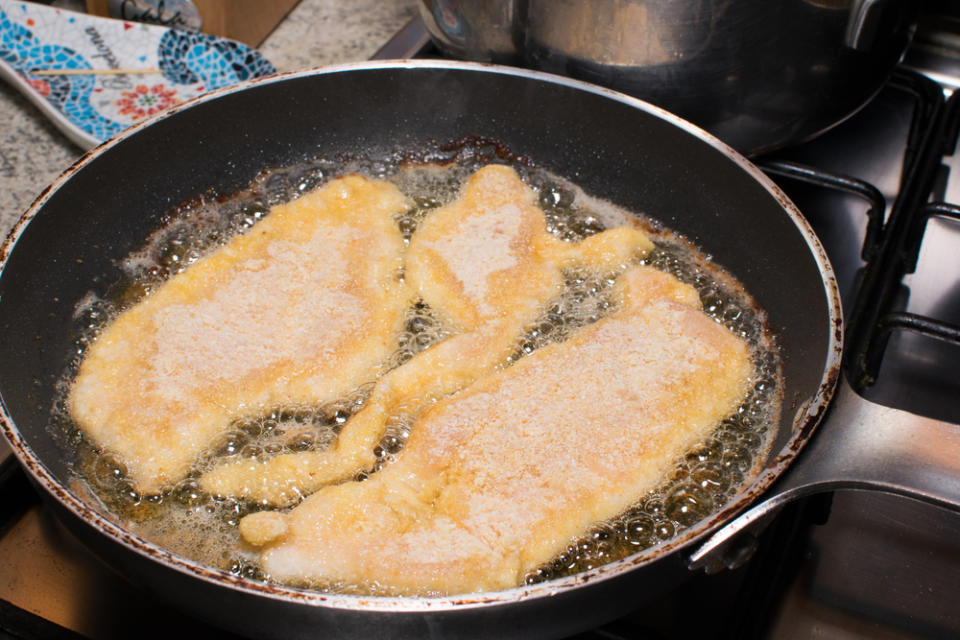 El secreto para preparar una milanesa crujiente y doradita está en cuidar la temperatura del aceite.