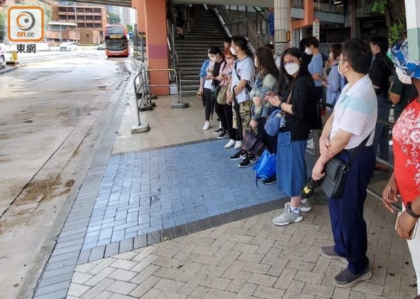 There are lines of people waiting at the CHT bus stop.  (Photo by Zhang Junqin)
