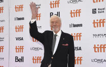 ARCHIVO - Christopher Plummer asiste al estreno de "Knives Out" en el Festival Internacional de Cine de Toronto, el 7 de septiembre de 2019 en Toronto, Canadá. Plummer, el elegante actor que interpretó al capitán von Trapp en el clásico “La novicia rebelde” y a los 82 años pasó a ser el actor de mayor edad en recibir un Oscar, murió el viernes 5 de febrero de 2021. Tenía 91 años. (Foto por Evan Agostini/Invision/AP, Archivo)