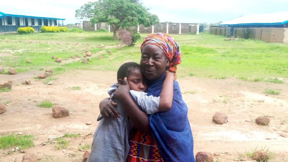 Eine Mutter umarmt ihr freigelassenes Kind im nigerianischen Damishi.