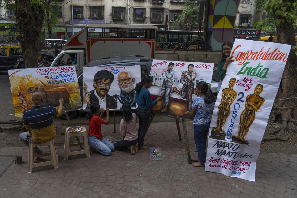 Estudiantes de artes hacen pinturas en la calle para celebrar los dos premios Oscar de India en Bombay. India, el lunes 13 de marzo de 2023. India ganó Premios de la Academia por la canción original "Naatu Naatu" y por el cortometraje documental "The Elephant Whisperers". (Foto AP/Rafiq Maqbool)