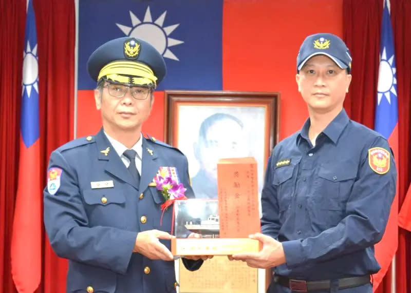 ▲高雄港務警察總隊舉辦113年警察節慶祝大會，由總隊長洪頂力(左)頒獎表揚有功人員。(圖／高雄港務警察總隊提供)