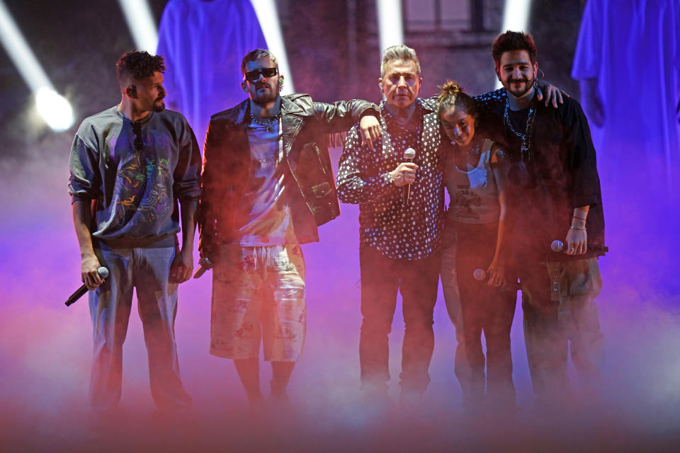 MIAMI, FLORIDA - FEBRUARY 14: (L-R) Mauricio Montaner and Ricky Montaner of Mau y Ricky, Ricardo Montaner, Evaluna Montaner, and Camilo perform onstage during rehearsals for Univision's 33rd Edition of Premio Lo Nuestro a la Música Latina at AmericanAirlines Arena on February 14, 2021 in Miami, Florida. (Photo by Rodrigo Varela/Getty Images for Univision)