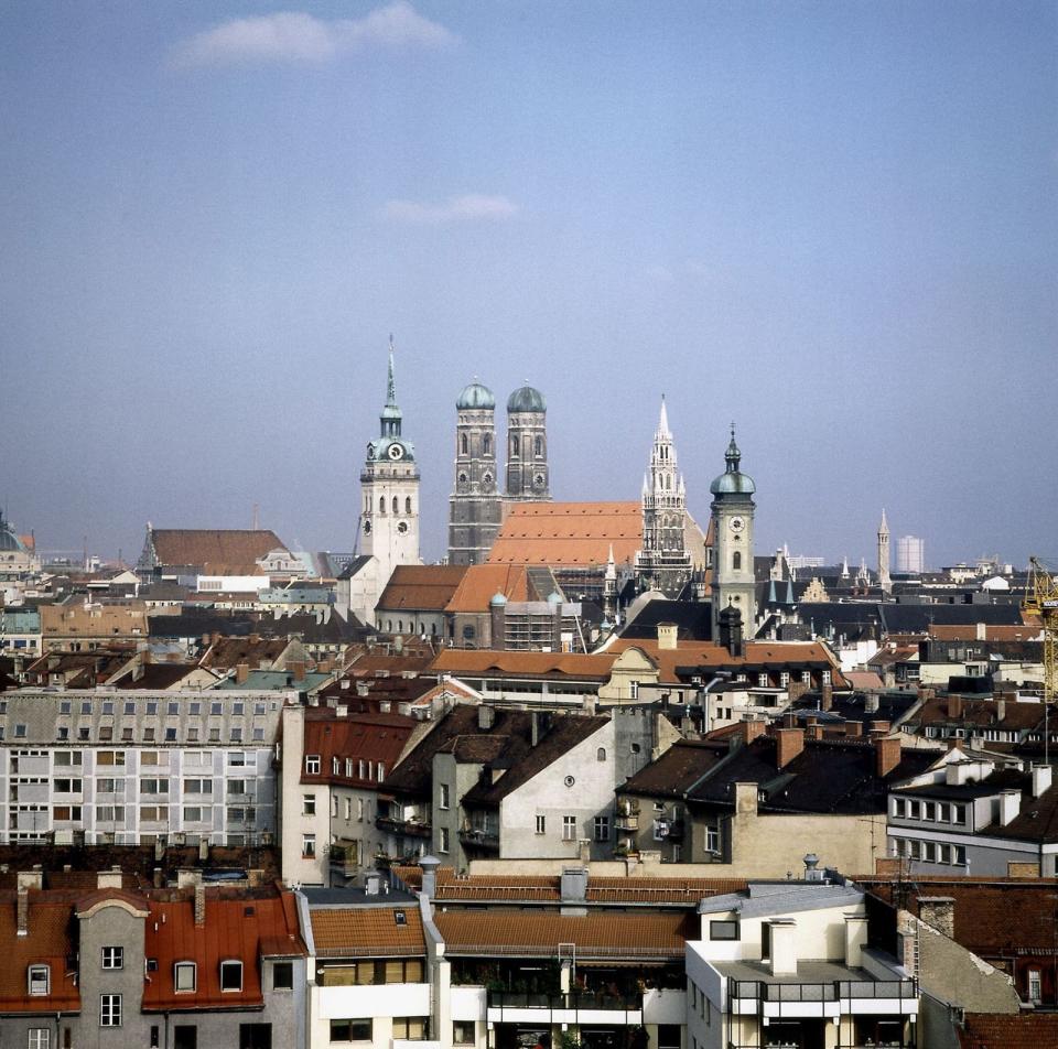Eine Perspektive, die wohl jeder kennt! Jeden Sonntag, 18.50 Uhr, sagte dieser Blick auf München: Es ist wieder "Lindenstraßen-Zeit"! Die Serie spielte in der bayerischen Landeshauptstadt, gedreht wurde jedoch in Köln. Von Anfang an! (Bild: WDR)
