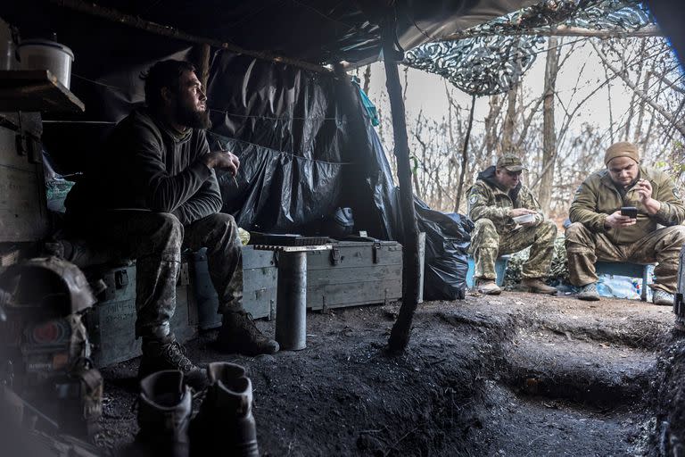 Soldados ucranianos durante un descanso en el frente de combate de Bakhmut, en el sudeste del país
