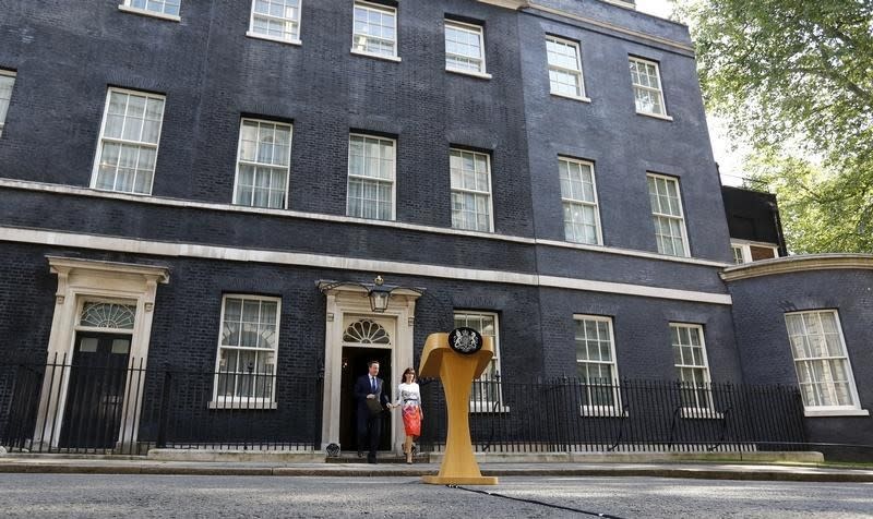 David Cameron et son épouse devant le 10, Downing Street. La bataille pour la succession de David Cameron à la tête du Parti conservateur débute officiellement jeudi, date limite du dépôt des candidatures. L'ancien maire de Londres Boris Johnson, chef de file du camp favorable au Brexit, et la ministre de l'Intérieur, Theresa May, font figure de favoris aux yeux des bookmakers pour remplacer le Premier ministre britannique, qui a annoncé qu'il démissionnerait en septembre. /Photo prise le 24 juin 2016/REUTERS/Stefan Wermuth