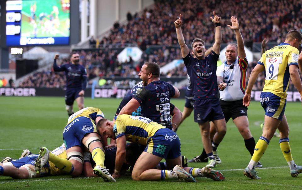 Magnus Bradbury of Bristol scores a try during the Gallagher Premiership Rugby match between Bristol Bears and Bath Rugby