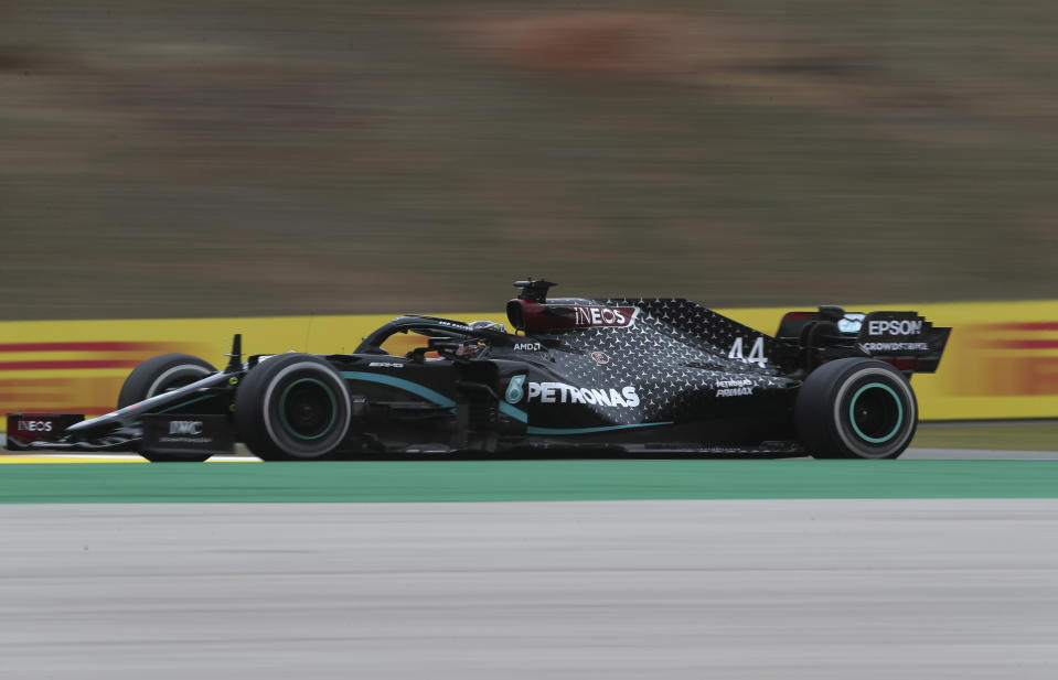 Lewis Hamilton (Mercedes) conduce su monoplaza durante el Gran Premio de Portugal, el domingo 25 de octubre de 2020. (José Sena Goulao, Pool vía AP)