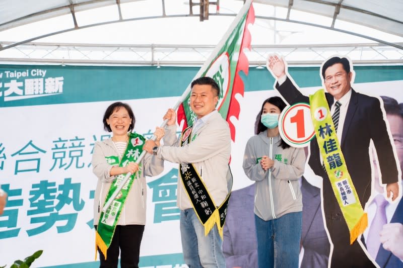 民進黨新北市長候選人林佳龍因確診仍在自主管理階段，由太太廖婉如則代夫出征替議員候選人站台。（林佳龍競選總部提供）