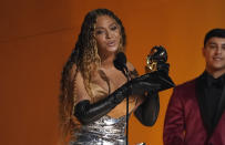 Beyonce recibe el premio a mejor álbum de música dance o electrónica por "Renaissance" en la 65a entrega anual del Grammy el domingo 5 de febrero de 2023, en Los Angeles. (Foto AP/Chris Pizzello)