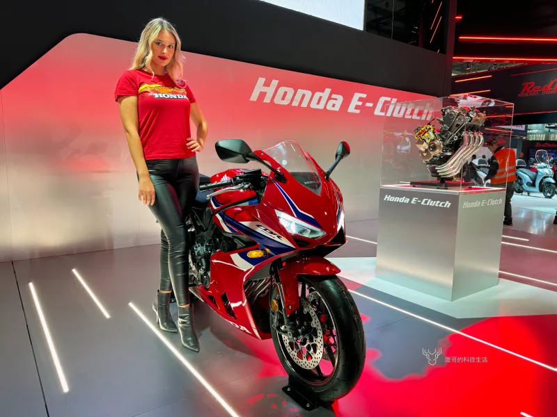 <cite>HONDA 以“Next Level Riding”為名，在二輪車展上展出的一款名為“E-Clutch“的電子離合器。（圖／壹哥的科技生活提供）</cite>