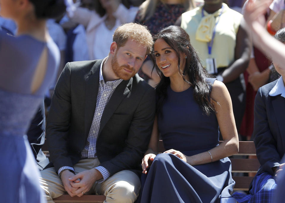 El príncipe Enrique y Meghan, duquesa de Sussex, ven una actuación durante su visita a la Escuela Secundaria para Niñas Macarthur en Sydney, Australia, el viernes 19 de octubre del l2018. (Phil Noble/Pool Photo via AP)