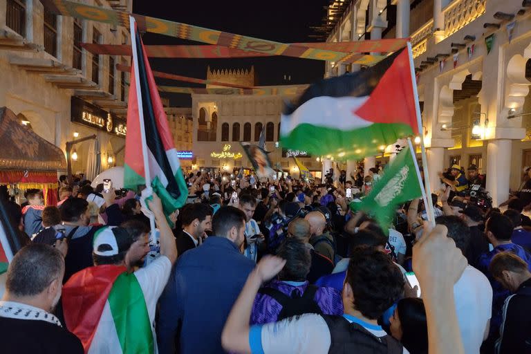 Las banderas de Palestina mezcladas en el banderazo argentino