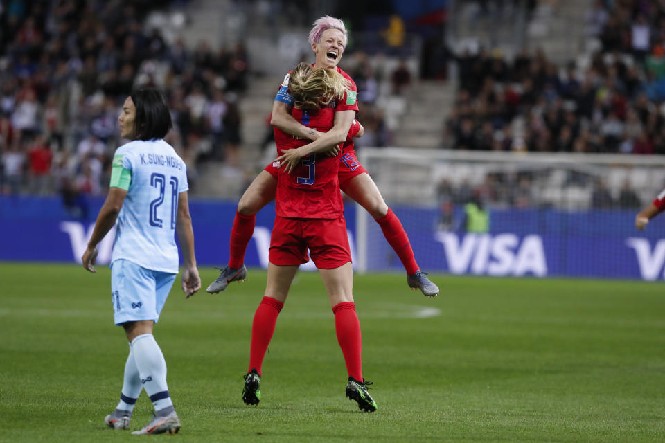 Samantha Mewis, la número 3 de Estados Unidos, celebra su gol con Megan Rapinoe, la número 15, durante la victoria de las estadounidenses sobre Tailandia en la Copa del Mundo. (Getty)