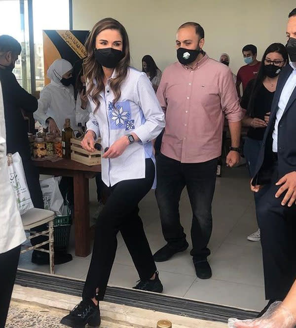 Rania de Jordania con camisa de rayas