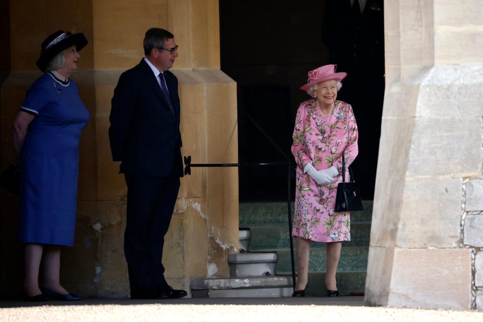 Britain's Queen Elizabeth II (R) waits to greet US President Joe Biden and US First Lady Jill Biden at Windsor Castle in Windsor, west of London, on June 13, 2021 for an engagement with Britain's Queen Elizabeth II. - US president Biden will visit Windsor Castle late Sunday, where he and First Lady Jill Biden will take tea with the queen. (Photo by Tolga Akmen / AFP) (Photo by TOLGA AKMEN/AFP via Getty Images)