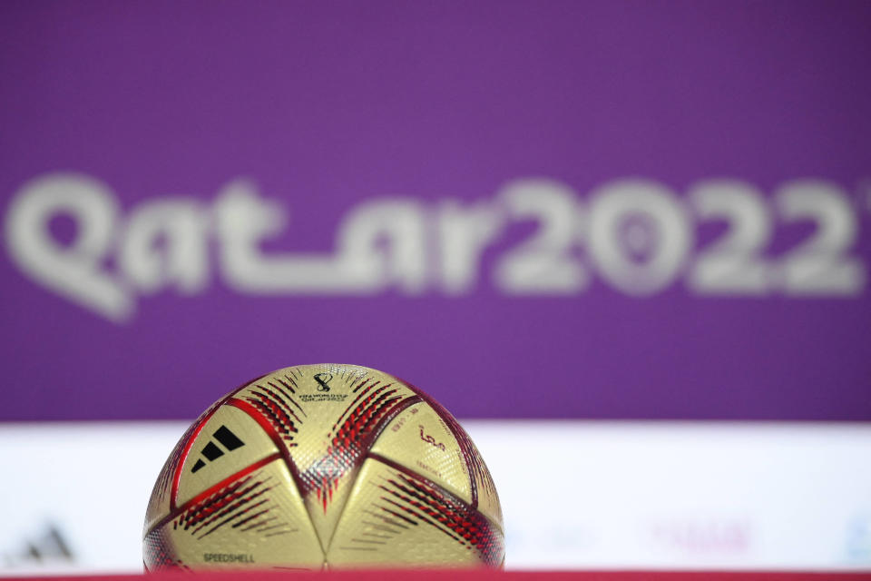 Le ballon « Al Hilm », le ballon de match officiel utilisé lors des demi-finales et de la finale de la Coupe du monde de football au Qatar, présenté lors d’une conférence de presse à Doha, le 13 décembre 2022. 