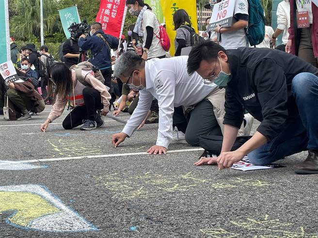 反核人士在凱達格蘭大道地面上寫下反對核四的理由。（李柏澔攝）