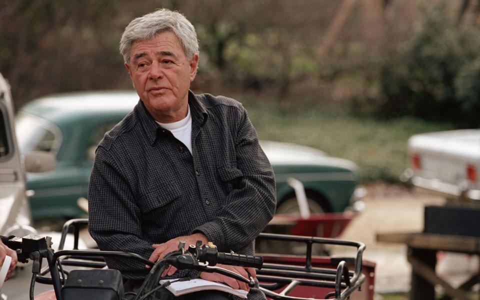 Richard Donner during the making of his film Timeline (2003) - Alamy