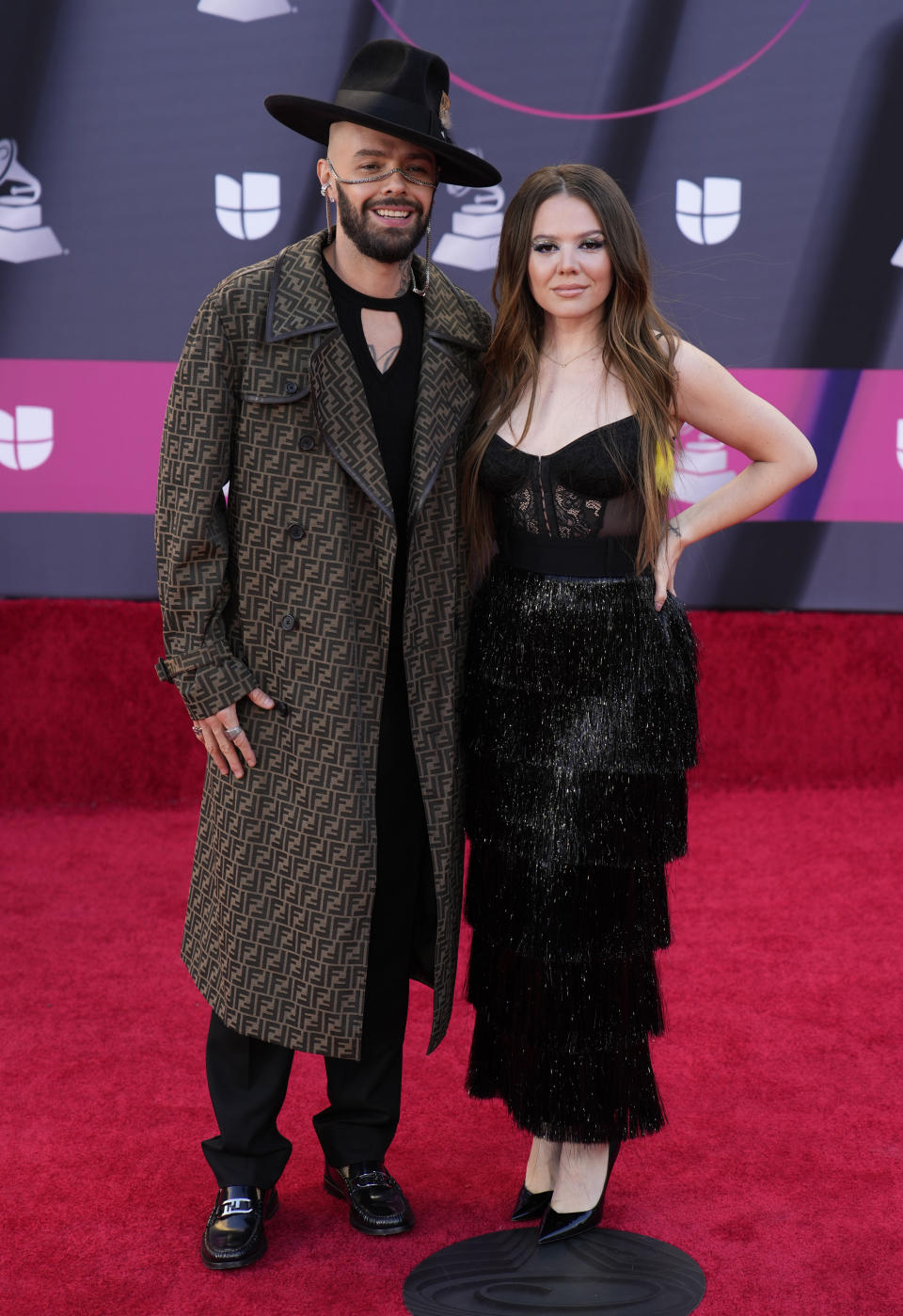 Jesse Huerta, izquierda, y Joy Huerta de Jesse & Joy llegan la 23a entrega anual del Latin Grammy en la Mandalay Bay Michelob Ultra Arena el jueves 17 de noviembre de 2022. (Foto AP/John Locher)