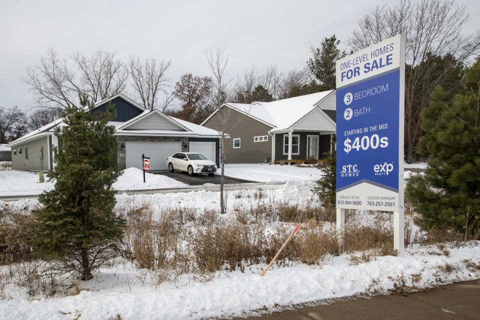 Blaine, Minnesota, Schëld Reklamm fir nei Een Niveau Haiser fir ze verkafen ab 450,000 Dollar. (Foto vum Michael Siluk/UCG/Universal Images Group iwwer Getty Images)