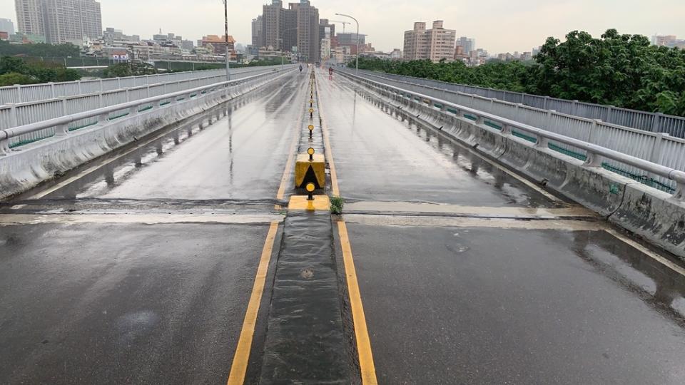 《圖說》新海大橋改善伸縮縫品質， 7月5日夜間封閉新莊往板橋方向車道施工。〈工務局提供〉