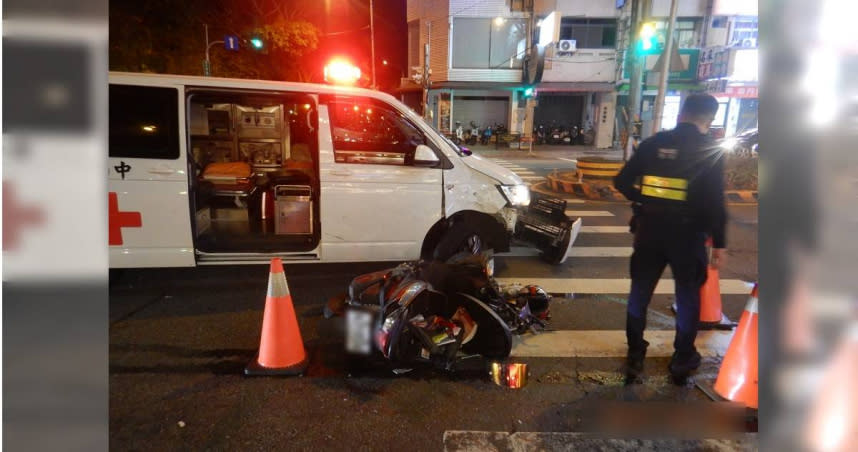 台中北區民間救護車和機車在路口發生碰撞，22歲騎士倒地送醫不治。（圖／警方提供）