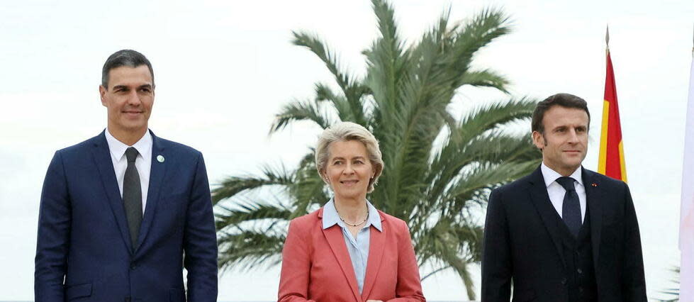 À Alicante, Emmanuel Macron et Pedro Sanchez (autour d'Ursula von der Leyen) ont entériné le tracé et le coût du futur corridor énergétique vert, pour transporter l'hydrogène sous la Méditerranée.      - Credit:JOSE JORDAN / AFP