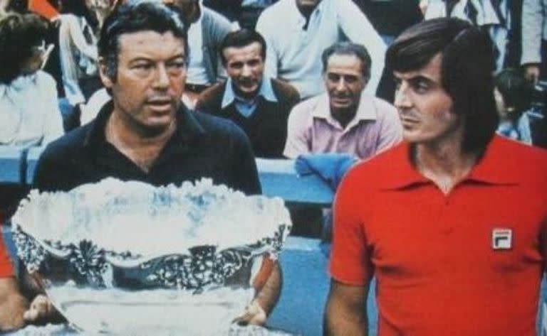 Final de la Davis ante Chile: Nicola Pietrangeli y Adriano Panatta, que lució una camiseta roja en repudio del gobierno de Pinochet. 