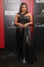 <p>Prabal Gurung stattete Mindy Kaling für die Premiere von “Ocean’s 8” aus. Die Schauspielerin zeigte ein schimmerndes schwarzes Kleid, dessen fließender Rock in der Taille von einem Gürtel gehalten wurde. Der obere Teil des Dress’ bestach durch die in sich gedrehten Träger und schmeichelnde Raffungen. Smokey Eyes und roter Lippenstift komplettierten den Look. (Bild-Copyright: Taylor Hill/Getty Images) </p>