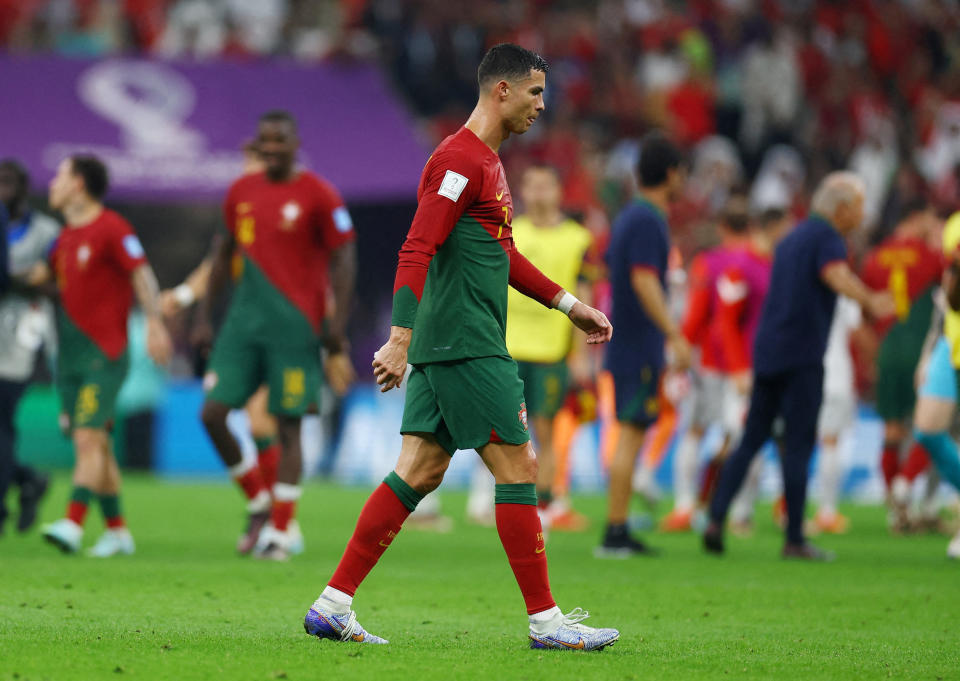 Nach dem Sieg gegen die Schweiz setzte sich Ronaldo von seinen feiernden Kollegen ab.(Bild: REUTERS/Kai Pfaffenbach)