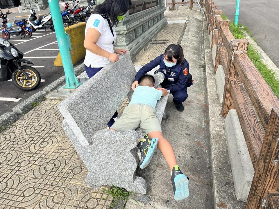 圖片說明：9歲男童負氣走失，蘆竹警速尋獲趴躺廣場石座上。(記者吳萍翻攝）