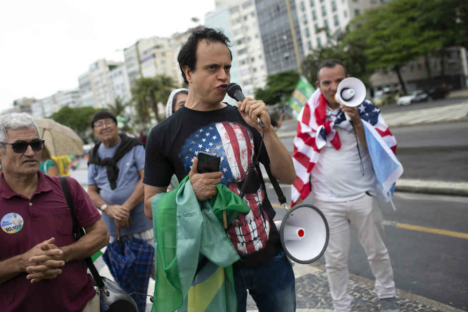 Supporters of Brazilian President Bolsonaro rally in favor of Bolsonaro's position that no one will be forced to use protective masks and get an eventual coronavirus vaccine, on Copacabana beach, in Rio de Janeiro, Brazil, Sunday, Nov. 1, 2020. Brazil has confirmed more than 159,000 deaths from the virus, the second highest in the world, behind only the U.S.(AP Photo/Bruna Prado)