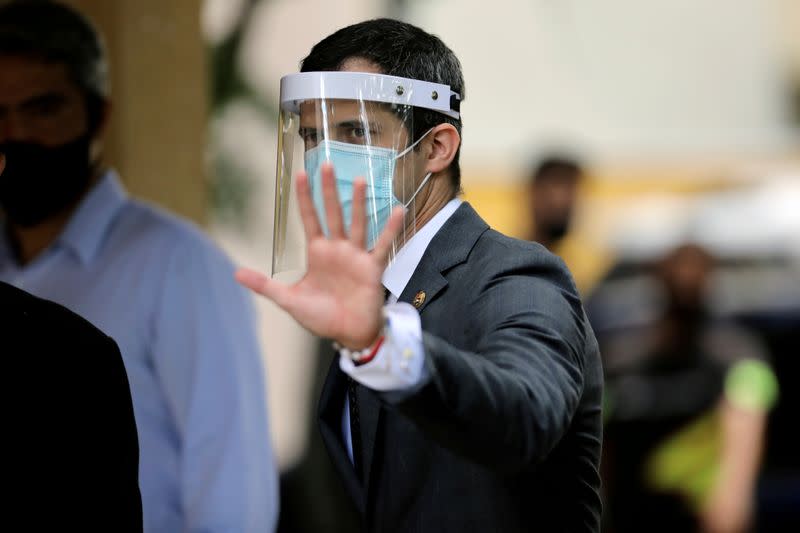 FOTO DE ARCHIVO. El líder de la oposición, Juan Guaidó, saluda a su llegada para participar en una reunión con trabajadores de la salud en medio del brote de la enfermedad por coronavirus (COVID-19), en Caracas, Venezuela