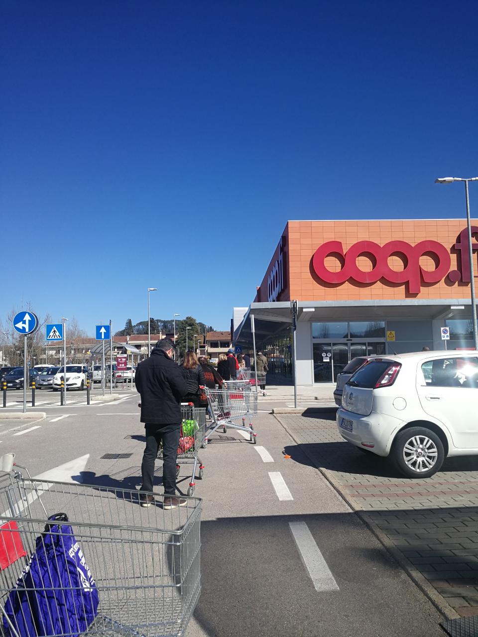 People waiting to get into the grocery store outside of Florence. (Photo: Divina Cucinai)