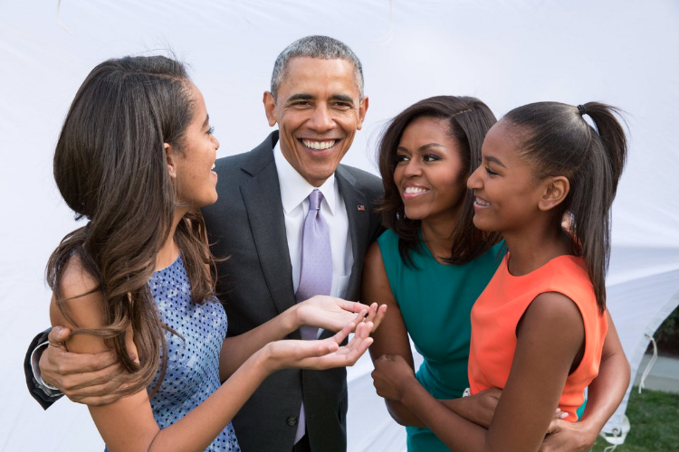 Una de las preguntas es sobre si cree que la mujer será una buena madre. Foto: Twitter.com/BarackObama