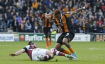 Britain Soccer Football - Hull City v West Ham United - Premier League - The Kingston Communications Stadium - 1/4/17 Hull City's Abel Hernandez in action with West Ham United's Andy Carroll Action Images via Reuters / Ed Sykes Livepic