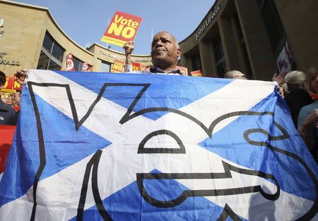 A "Yes" campaign supporter tries to disrupt a gathering of a "No" campaign rally that Labour party leader Ed Miliband addressed, in Glasgow September 11, 2014. REUTERS/Paul Hackett